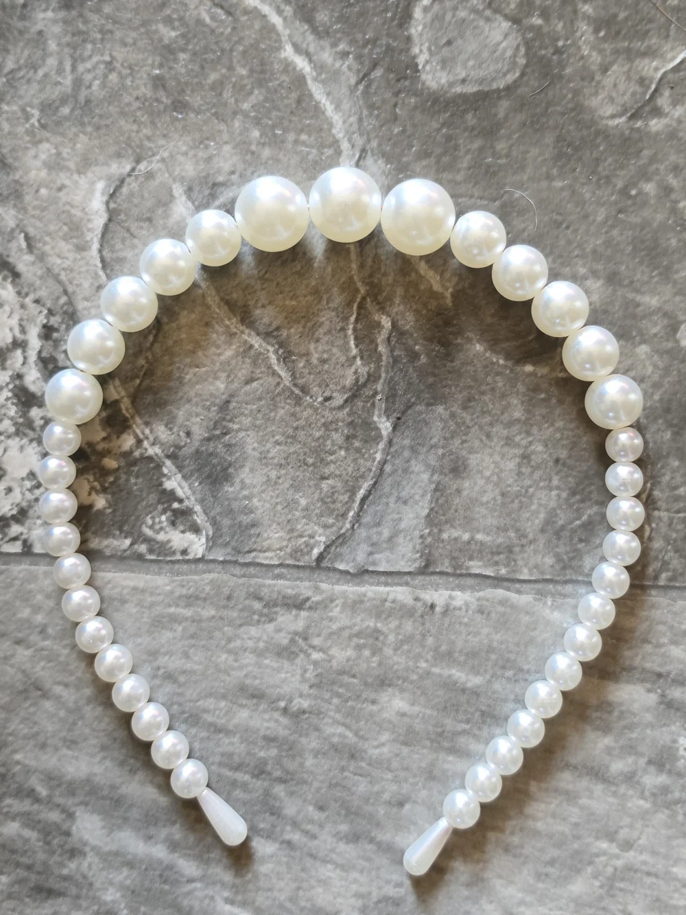 White Faux Pearl Headband With Graduated Design With Larger Pearls In Center